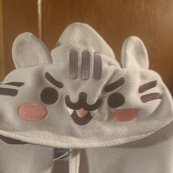 Pusheen cape, adorable hood with a vampire Pusheen face fleece lavender. - Picture 1 of 4
